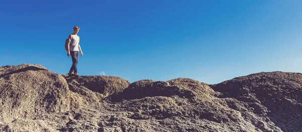 Mann läuft am Rande einer Klippe — Stockfoto