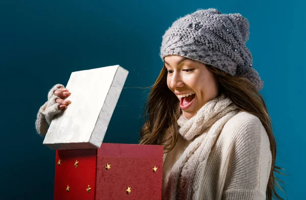 Feliz joven mujer con regalo de Navidad caja — Foto de Stock