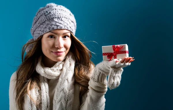 Mujer joven sosteniendo un regalo de Navidad —  Fotos de Stock