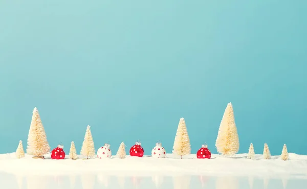 Weihnachtsbäume und kleine Christbaumkugeln — Stockfoto