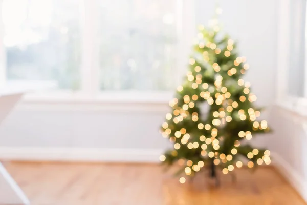 Árvore de Natal em um quarto brilhante — Fotografia de Stock