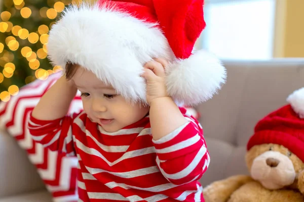 Tout-petit garçon avec un chapeau de Père Noël au moment de Noël — Photo