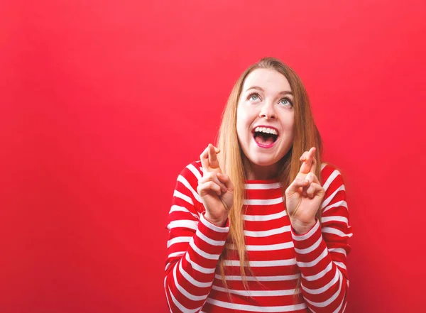 Jonge vrouw die wensen voor goed geluk — Stockfoto