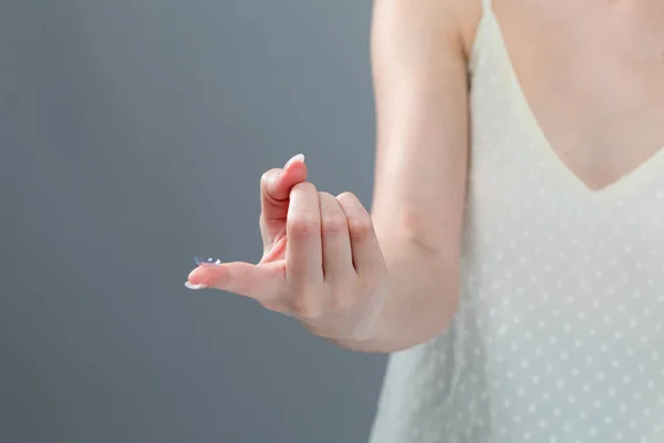 Jonge vrouw met contactlenzen — Stockfoto