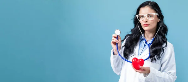 Medisch arts met een stethoscoop en een hart-concept — Stockfoto