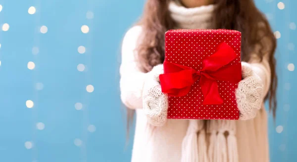 Mulher segurando uma caixa de presente de Natal — Fotografia de Stock