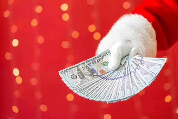 Weihnachtsmann hält uns Dollarscheine — Stockfoto