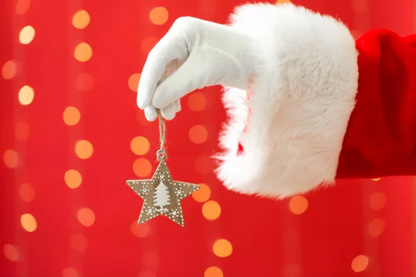 Santa segurando um ornamento estrela — Fotografia de Stock