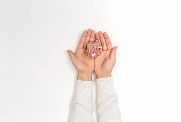 Persona che tiene una scatola regalo di Natale — Foto Stock