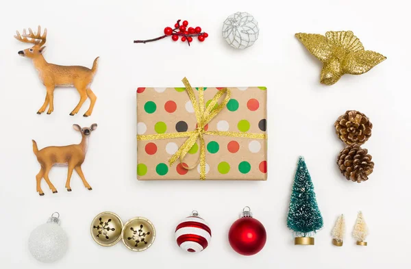 Adornos de Navidad con una caja de regalo —  Fotos de Stock