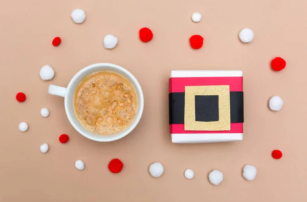 Scatola regalo Natale Santa cintura con tazza di caffè su carta marrone — Foto Stock