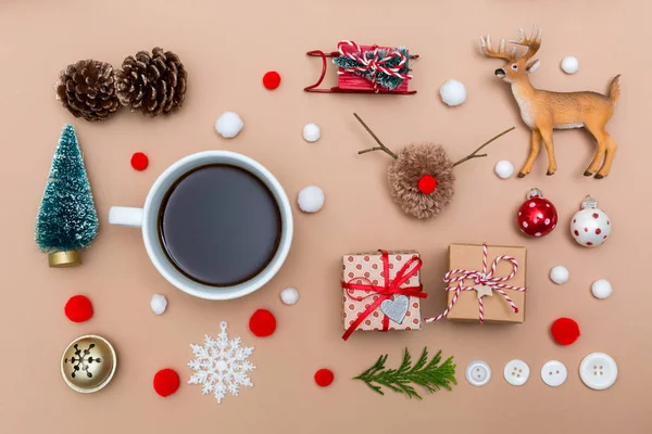 Ornamenti natalizi con tazza di caffè su carta marrone — Foto Stock