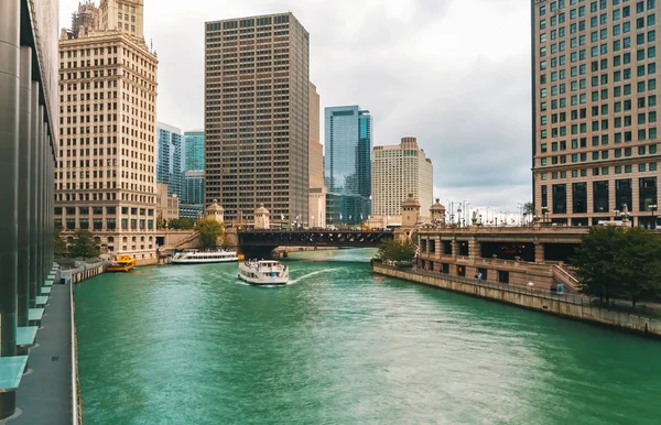 Fiume Chicago con barche e traffico — Foto Stock