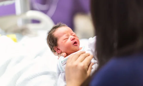 Bayi laki-laki yang baru lahir di rumah sakit — Stok Foto