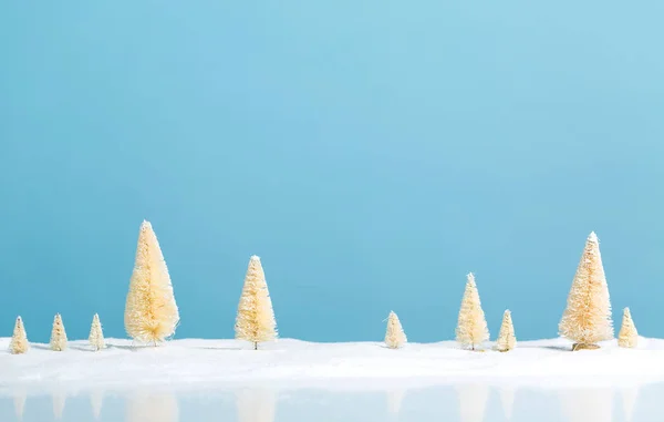 Kleine groene en witte kerstbomen — Stockfoto