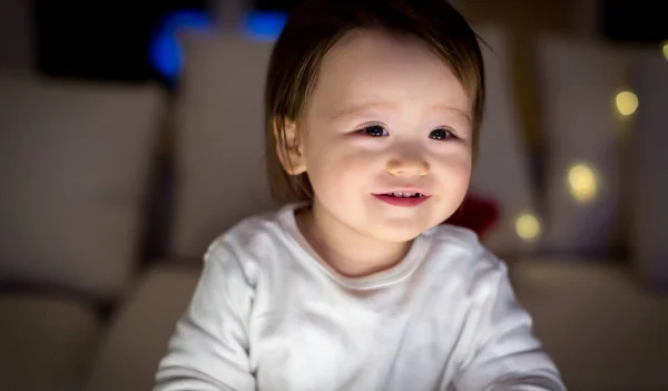 Peuter jongen in zijn huis in kerstsfeer — Stockfoto