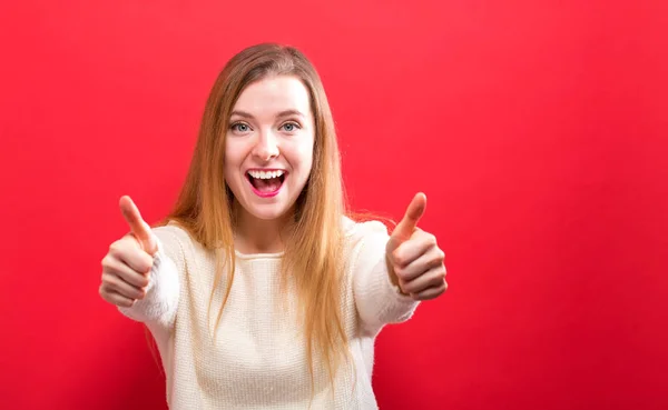 Feliz joven mujer dando pulgares hacia arriba —  Fotos de Stock