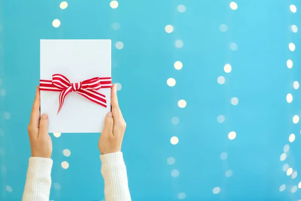 Persona che tiene una scatola regalo di Natale — Foto Stock