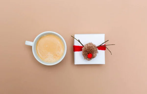 Noel hediye kutusu ile kahve fincanı kahverengi kağıt üzerinde — Stok fotoğraf