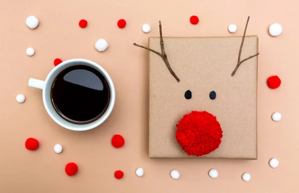 Caja Regalo Navidad Con Taza Café Sobre Fondo Papel Marrón —  Fotos de Stock