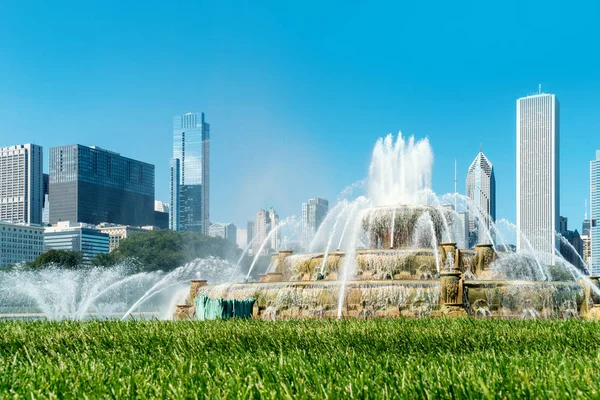 在芝加哥格兰特公园的白金汉喷泉 — 图库照片
