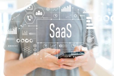 Bir akıllı telefon kullanan adam ile SaaS