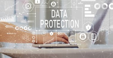 Veri koruma ile bir dizüstü bilgisayar kullanan kadın