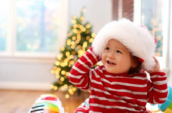 Joyeux tout-petit garçon jouant à Noël — Photo