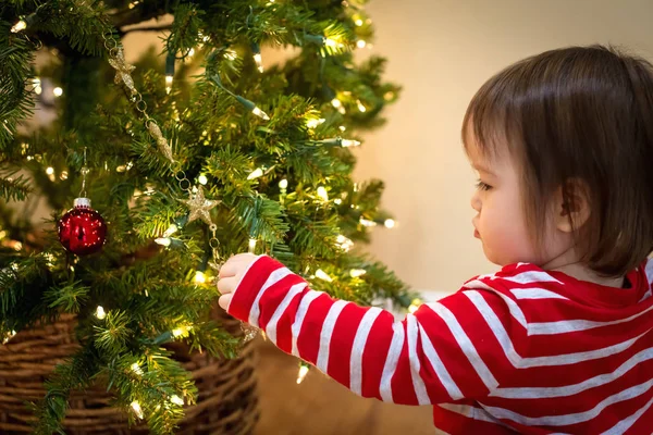 Menino em sua casa na época do Natal — Fotografia de Stock