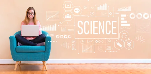 ラップトップを使用する女性と科学 — ストック写真