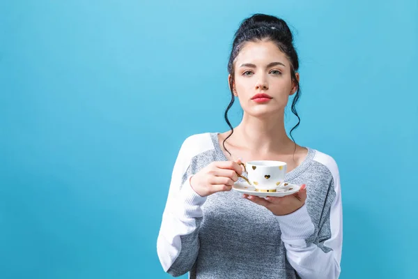 Junge Frau trinkt Kaffee — Stockfoto