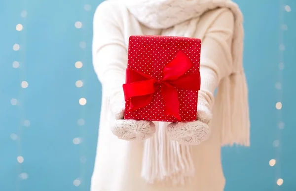 Mujer sosteniendo una caja de regalo de Navidad —  Fotos de Stock