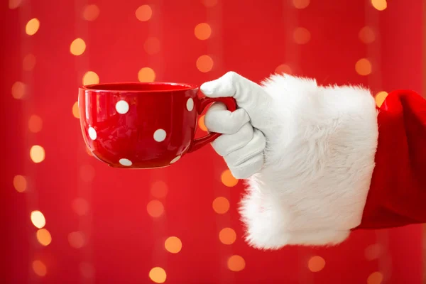 Santa hålla en kaffekopp — Stockfoto