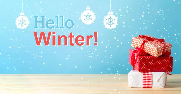 Hola mensaje de invierno con cajas de regalo de Navidad — Foto de Stock
