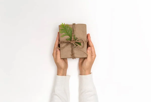 Persona que sostiene una caja de regalo de Navidad — Foto de Stock