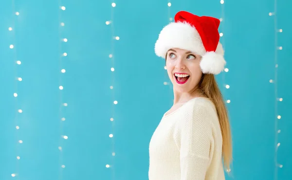 Gelukkig vrouw met een kerstman hoed — Stockfoto