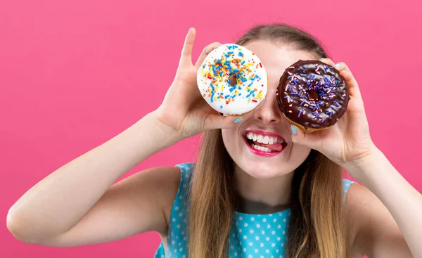 Jovem com donuts — Fotografia de Stock