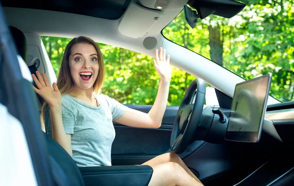 Fiatal nő egy önálló, autó vezetés — Stock Fotó