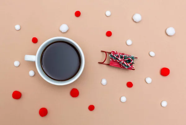 Taza de café con un tobogán de nieve en miniatura sobre papel marrón — Foto de Stock