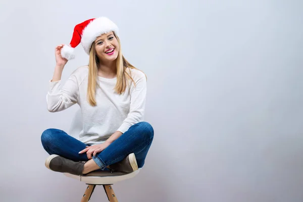 Femme heureuse avec un chapeau de Père Noël — Photo