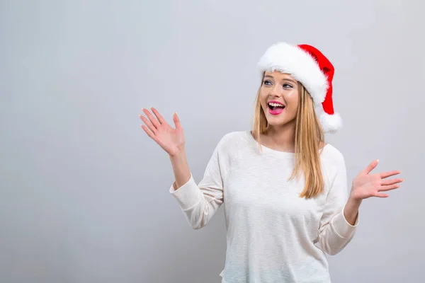 Femme heureuse avec un chapeau de Père Noël — Photo