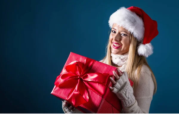 Giovane donna con cappello di Babbo Natale in possesso di una scatola regalo — Foto Stock