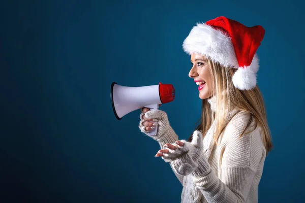 Junge Frau mit Weihnachtsmütze und Megafon — Stockfoto