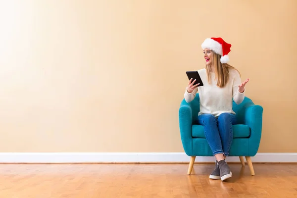 Yong mulher com chapéu de santa usando seu tablet — Fotografia de Stock