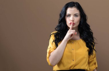 Genç kadın sessiz bir jest yapma