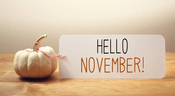 Bonjour message de novembre avec une petite citrouille — Photo