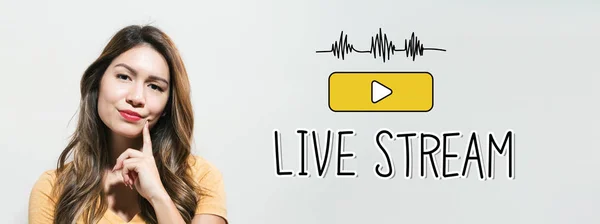 Livestream met jonge vrouw — Stockfoto