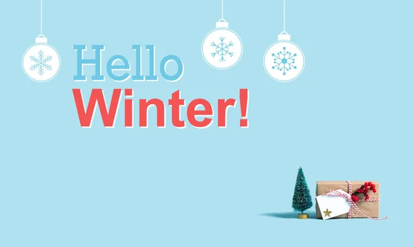 Hola mensaje de invierno con caja de regalo de Navidad y árbol — Foto de Stock