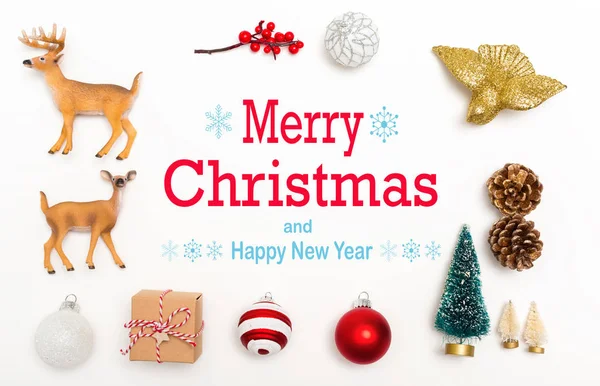 Buon Natale e felice anno nuovo messaggio con ornamenti di Natale — Foto Stock