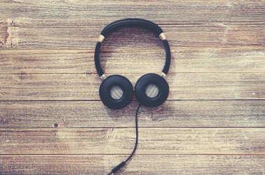 Ahşap masa üzerinde kulaklık